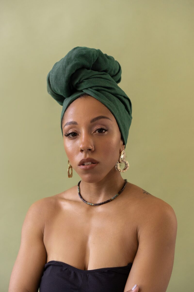 attaché foulard, idées coiffure afro, femme noire, headwrap