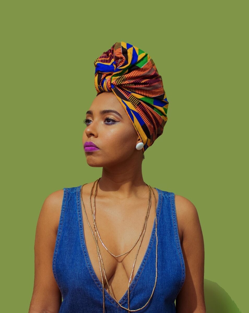 attaché foulard, idées coiffure afro, femme noire, headwrap